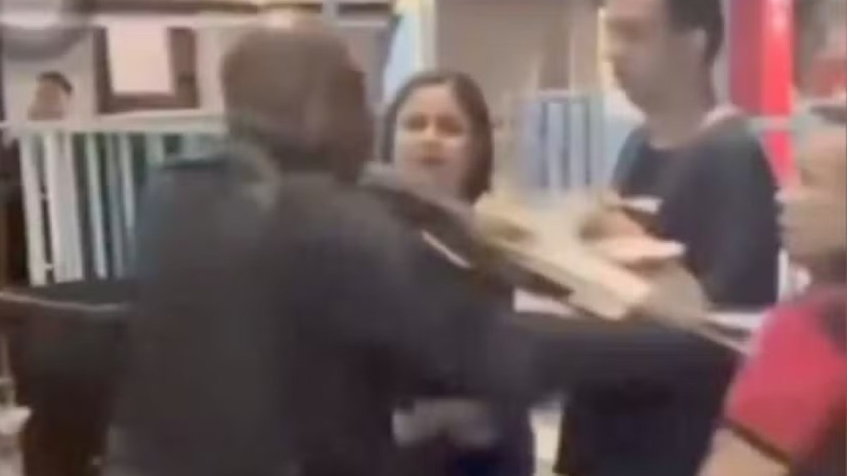 Momento em que o PM dá a coronhada na mulher Momento em que o PM dá a coronhada na mulher