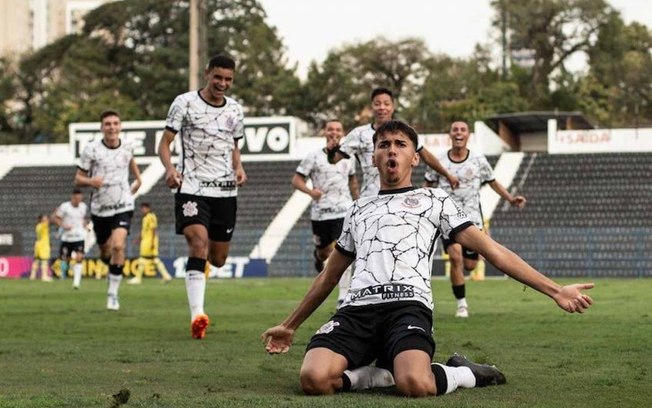 Lateral do Corinthians Sub-20 fala sobre importância de bolas paradas: 'Aumenta meu repertório'