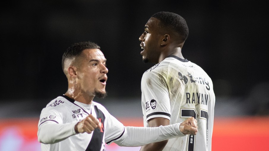 Coutinho é uma das armas do time de Diniz contra o Atlético-MG, em São Januário Coutinho é uma das armas do time de Diniz contra o Atlético-MG, em São Januário