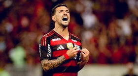 Flamengo atropela Fortaleza e reassume a liderança do Brasileirão