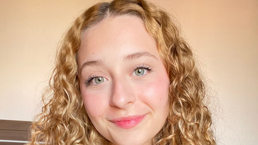 Atriz interpreta uma fada luminosa, divertida e cheia de encanto que promete conquistar o público