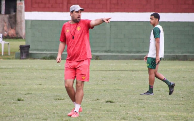 Wesley Natã (com a bola) com técnico do Fluminense, Rômulo Rodríguez, ao fundo Wesley Natã (com a bola) com técnico do Fluminense, Rômulo Rodríguez, ao fundo