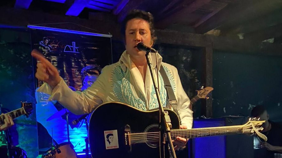 Devanir Macedo Fernandes caracterizado como Elvis Presley