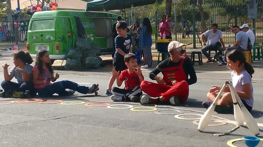 Pista no sentido bairro teve o trânsito de veículos proibido e a população pôde aproveitar um espaço mais amplo com atividades culturais e brincadeiras. Pista no sentido bairro teve o trânsito de veículos proibido e a população pôde aproveitar um espaço mais amplo com atividades culturais e brincadeiras.