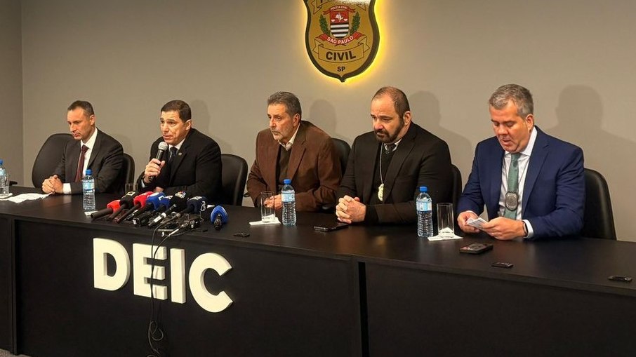 Policiais que investigam o caso, em coletiva de imprensa, no DEIC Policiais que investigam o caso, em coletiva de imprensa, no DEIC