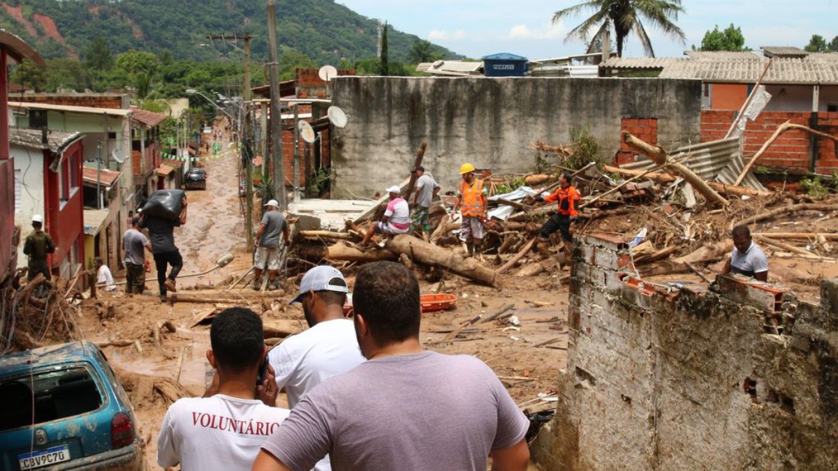 Casas destruídas em deslizamentos na Barra do Sahy após tempestades no litoral norte de São Paulo.