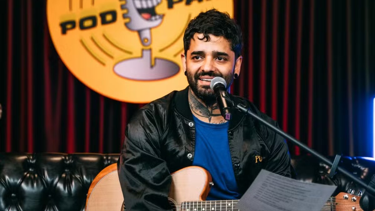 Lucas Silveira, vocalista da banda Fresno, durante live nos estúdios do Podpah