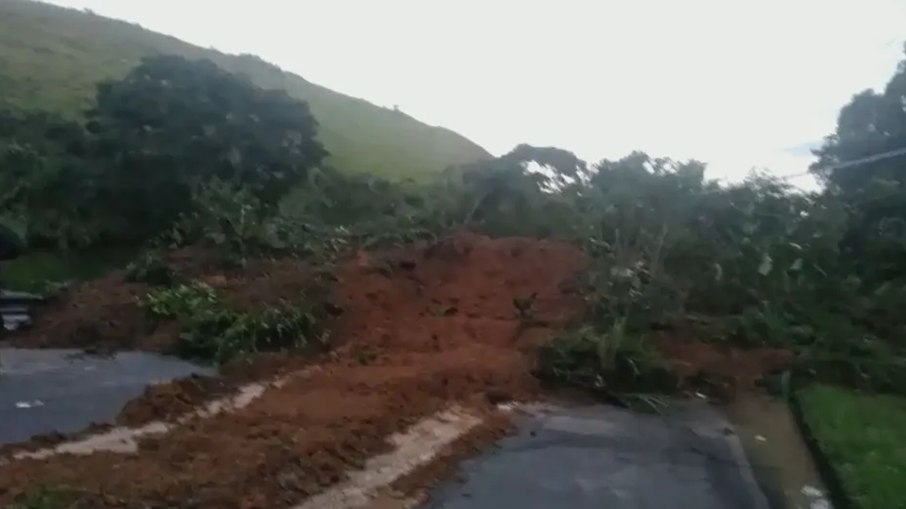 Queda de barreira em Piraí. A Serra das Araras está fechada em ambos os sentidos nesta sexta-feira (10)