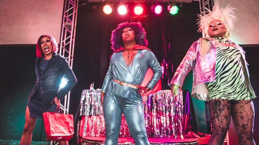 Apresentação de drag queens em festa de comemoração aos cinco anos da Casinha