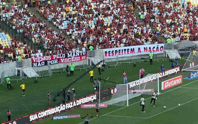 Torcida estende faixas de protesto contra a atual fase do clube antes da partida contra o Corinthians