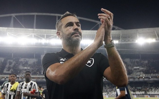 Artur Jorge elogia a reação do Botafogo na virada diante do Bragantino ‘uma equipe que não desiste’
