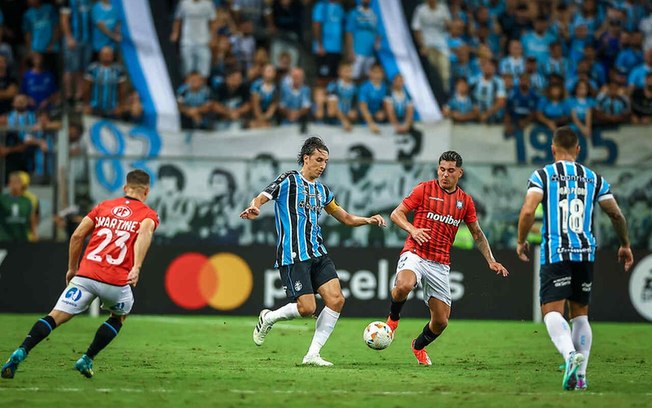 Pedro Geromel em ação pelo Grêmio no jogo diante do Huachipato, na Arena, pela Libertadores