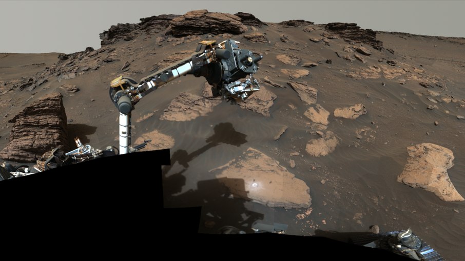 Rover Perseverance explorando a superfície da cratera Jezero