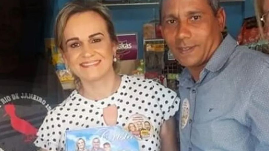 Daniela Carneiro ao lado do miliciano Jura durante campanha eleitoral em 2018 - Reprodução