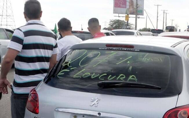 Revendedores de veículos fazem carreata contra aumento do ICMS