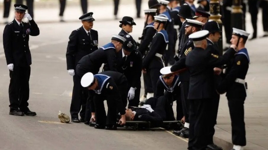 Agente foi socorrido por militares da Marinha Real em uma maca