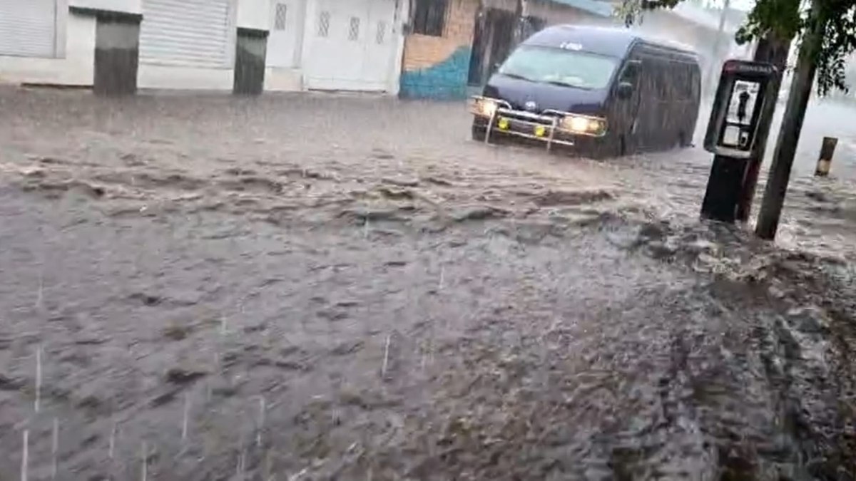 Por conta da época de chuvas, o país tem sofrido com fortes enchentes