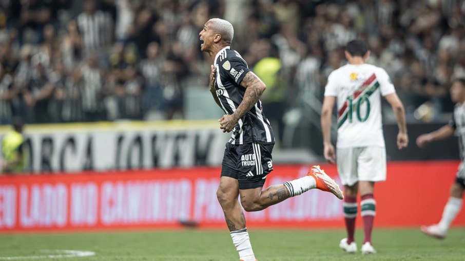 Deyverson celebra gol marcado pelo Atlético-MG diante do Fluminense