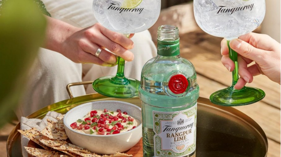 Versão Rangpur é um dos sabores da famosa linha de bebidas Gin Tanqueray Versão Rangpur é um dos sabores da famosa linha de bebidas Gin Tanqueray