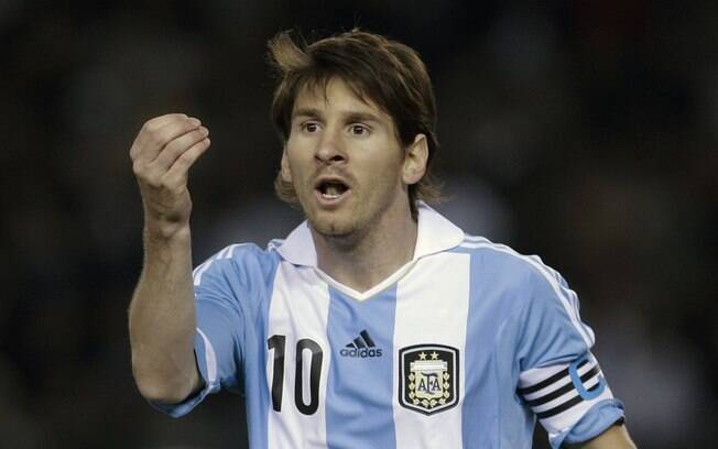 Messi também reclamou com o juiz depois que ele deu cartão amarelo a Agüero por simular uma falta. Foto: AP