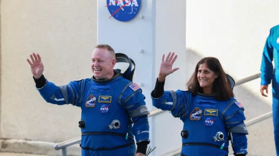 Wilmore e a piloto Suni Williams sorriram e acenaram antes de serem lançados ao espaço em 5 de junho de 2024, saindo de Cabo Canaveral, Flórida.