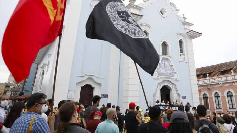 Grupo realiza manifestação em frente à Igreja Nossa Senhora do Rosário dos Pretos, em Curitiba