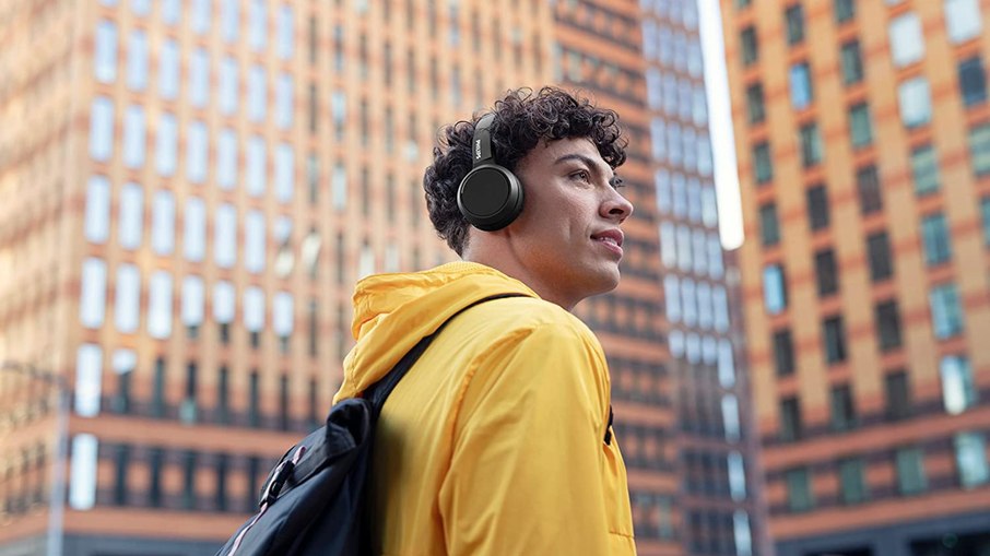 Headphones Philips e Aiwa entram em oferta na Amazon.