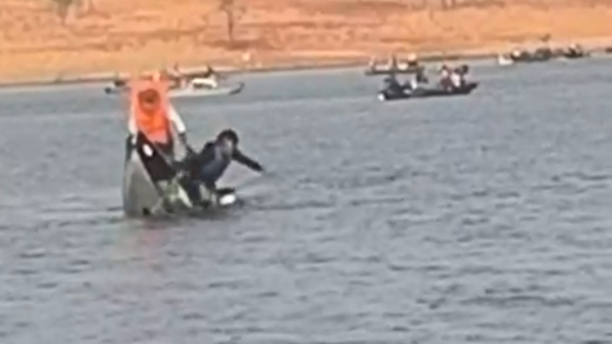 GO: Barco naufraga com criança e três adultos em torneio de pesca - Foto