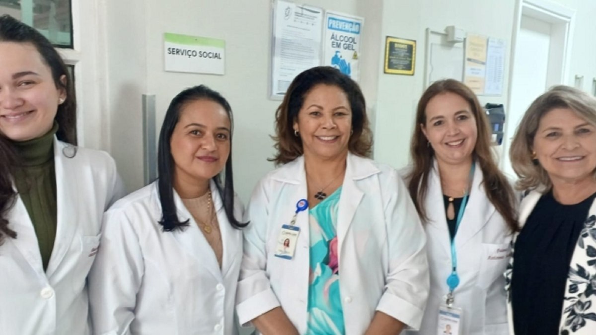 Cris Mazon, à direita com a equipe de serviço social do hospital Cris Mazon, à direita com a equipe de serviço social do hospital