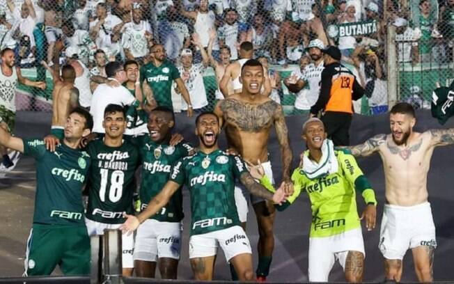 Emoção, lágrimas, comemoração e festa no ônibus: como foi o pós-título do Palmeiras no Centenário