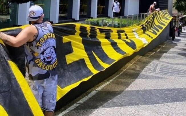 Torcedores do Atlético-MG protestaram nesta segunda-feira (25)