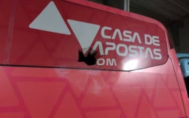 Câmera de segurança mostra momento do ataque ao ônibus do Bahia