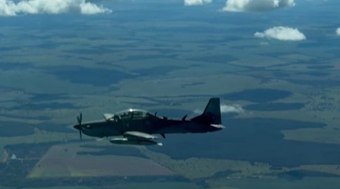 Voo%20aerom%C3%A9dico%20%C3%A9%20surpreendido%20por%20ca%C3%A7a%20da%20FAB%2C%20assista