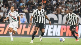 Botafogo se impõe, vence o Fluminense e assume a liderança