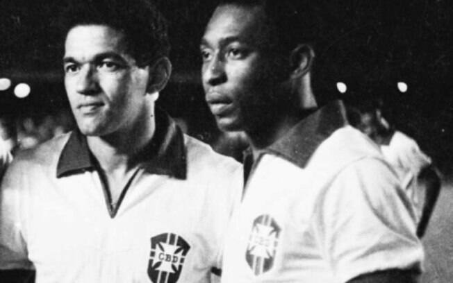 Garrincha ao lado de Pelé: juntos, craques formaram uma das maiores duplas da história da seleção brasileira