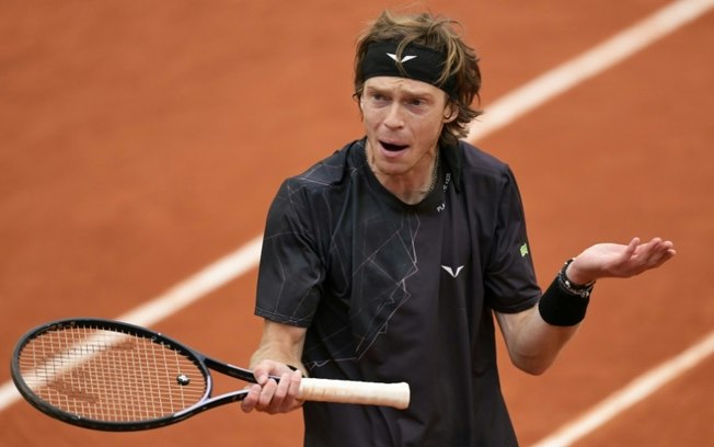 Andrey Rublev durante a derrota para o italiano Matteo Arnaldi nesta sexta-feira, em Roland Garros