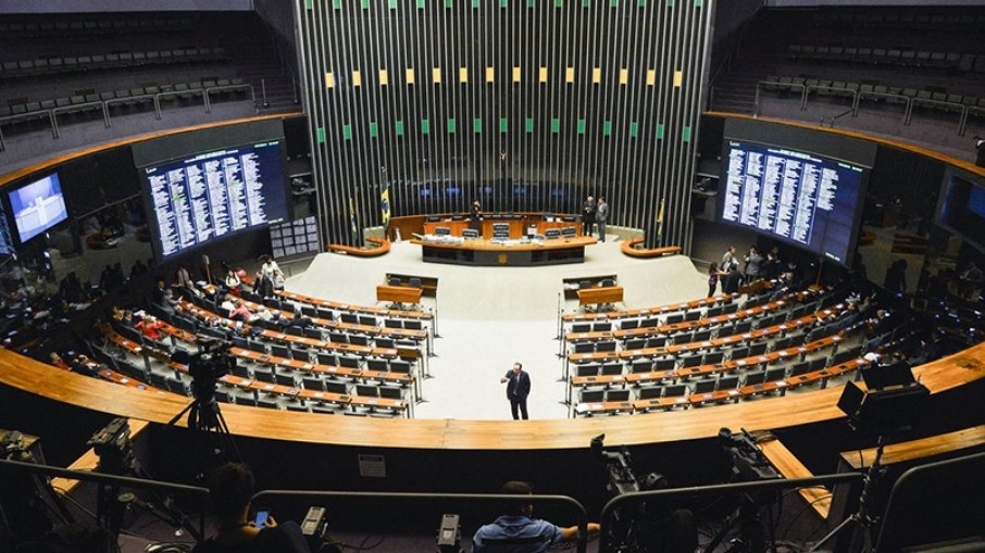 Câmara dos Deputados vota projeto para taxar super-ricos nesta terça