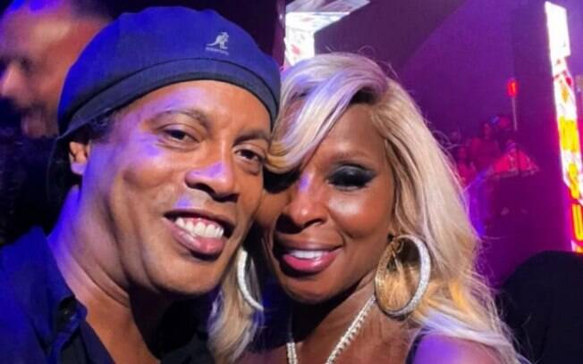 Ronaldinho Gaúcho ao lado da cantora Mary J Blige