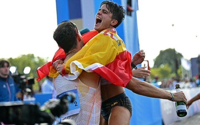 María Pérez e Álvaro Martín, da Espanha, comemoram a vitória no revezamento misto da marcha nos Jogos de Paris-2024