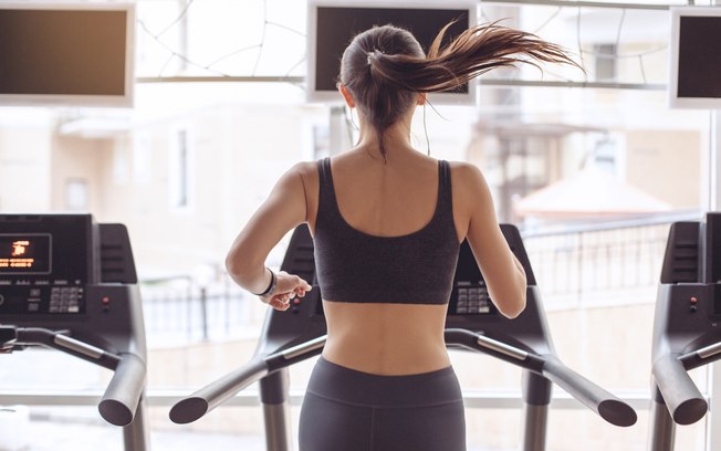 Correr na esteira pode desequilibrar a musculatura. Como evitar problema