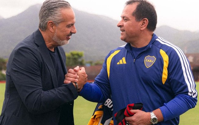 José Boto (esq.), do Flamengo, e Marcelo Delgado, do Boca Juniors, trocam camisas
