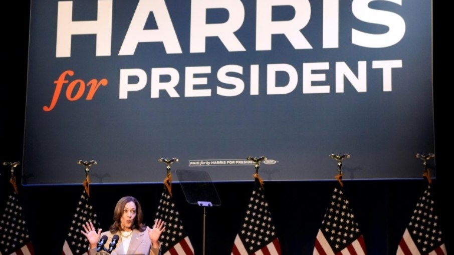 A vice-presidente dos EUA e candidata presidencial democrata, Kamala Harris, fala em um evento de arrecadação de fundos em Pittsfield, Massachusetts, em 27 de julho de 2024