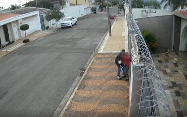 Vídeo: mulher é encurralada e assaltada durante passeio com cachorro