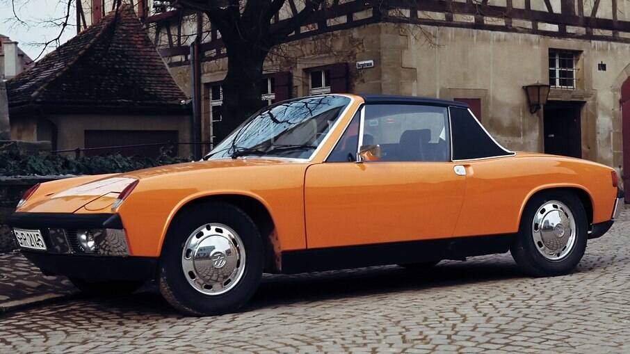 O 914 ou VW-Porsche 914 para alguns mercados era tudo o que os puristas não queriam. Note as calotas com o logo da VW