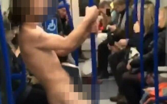 Daniella Vieco filmou um homem completmente nu – em uma performance de pole dance – no metrô da cidade de Londres