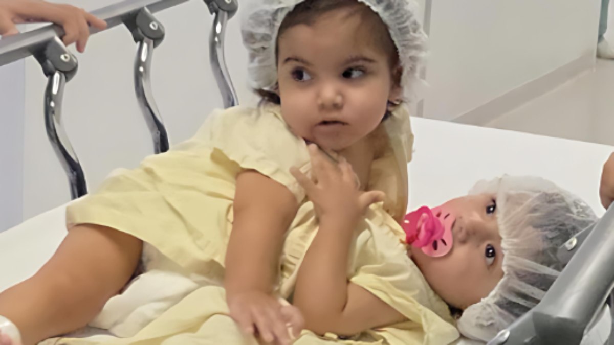 Separação de siamesas mobiliza 60 profissionais por 19 horas