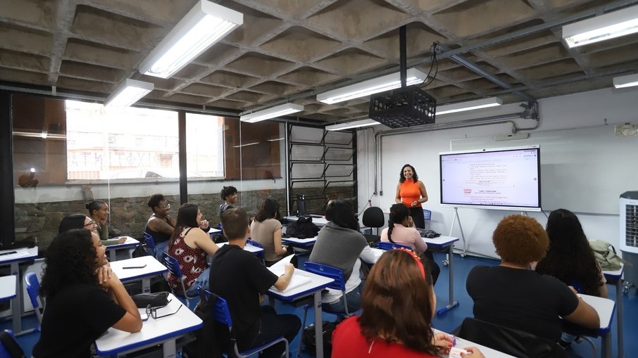 O objetivo dos cursos é fornecer qualificação profissional básica para que os alunos possam dar os primeiros passos em determinadas profissões O objetivo dos cursos é fornecer qualificação profissional básica para que os alunos possam dar os primeiros passos em determinadas profissões