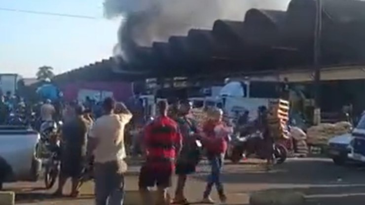 Incêndio atinge galpão da Ceasa, em Irajá, zona norte do Rio