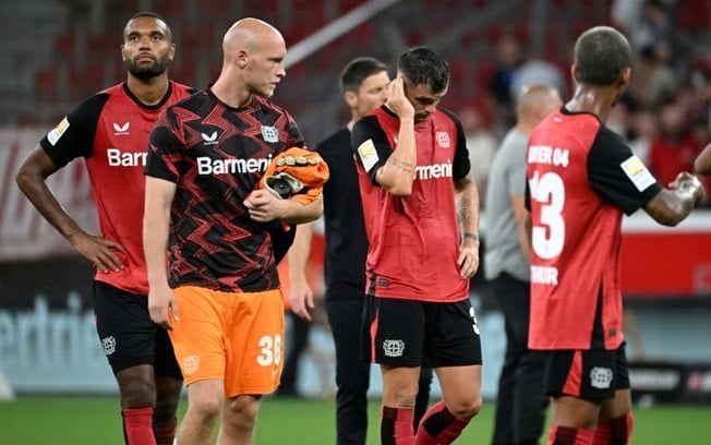 Jogadores do Leverkusen lamentam a derrota para o RB Leipzig por 3 a 2 neste sábado, pelo Campeonato Alemão