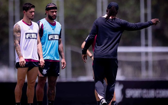Entre os acordos, jogadores defendem continuidade do trabalho de Seedorf no Timão Entre os acordos, jogadores defendem continuidade do trabalho de Seedorf no Timão